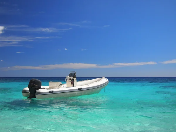 エメラルド色の海でスピード ボート — ストック写真