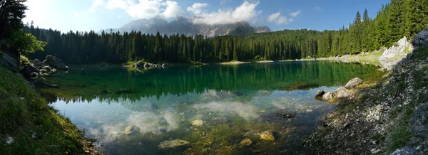 Carezza Lake (Karersee) in de Italiaanse Dolomieten — Stockfoto