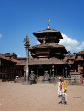 tapınağın önünde sadhu