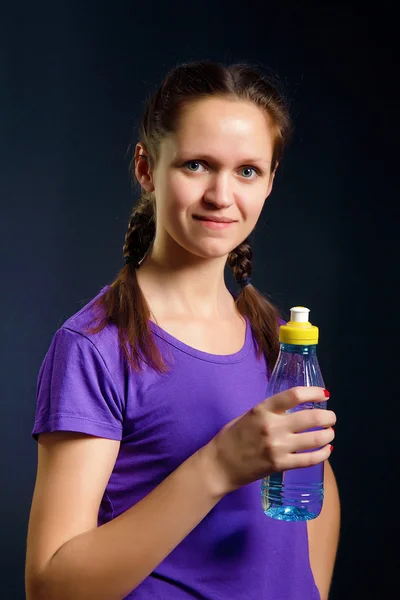 Frau mit einer Flasche Wasser — Stockfoto