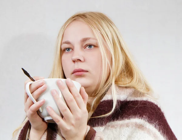 Fille avec une tasse — Photo