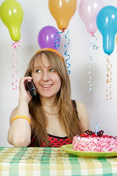 Γενέθλια. τυχερό κορίτσι μιλάει στο τηλέφωνο — Φωτογραφία Αρχείου