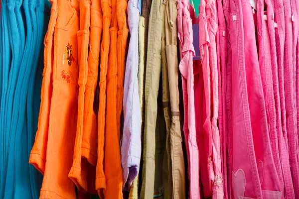 Kinderen broeken op een hanger in de winkel — Stockfoto