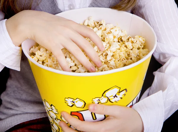 Hand in a bucket of popcorn — Stock Photo, Image