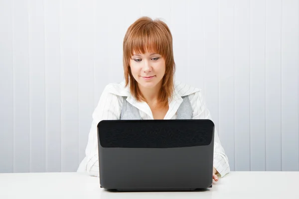 Aantrekkelijk meisje met een laptop — Stockfoto