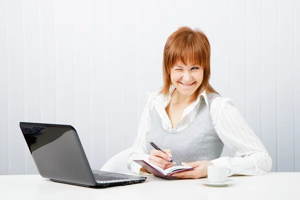 Ler attraktiva flicka med en bärbar dator. kontorist — Stockfoto