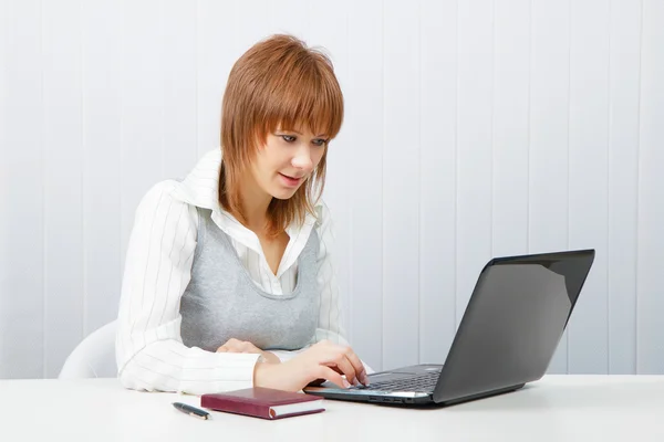有吸引力的女孩用一台笔记本电脑在办公室 — 图库照片