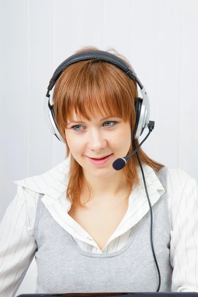 Flicka i hörlurar med en mikrofon — Stockfoto