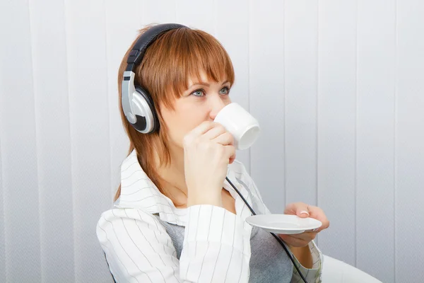 La ragazza beve caffè — Foto Stock