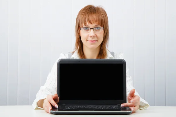 Flickan visar den bärbara datorn — Stockfoto