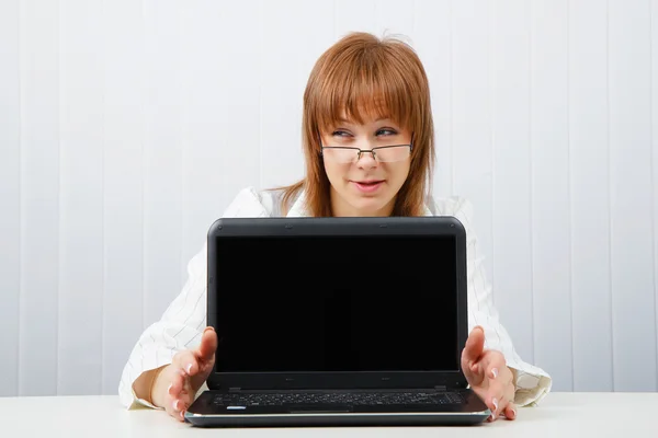 Flickan visar den bärbara datorn — Stockfoto