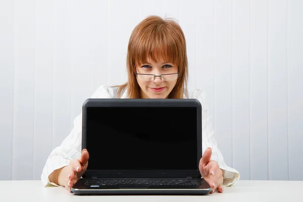 A menina mostra o laptop — Fotografia de Stock
