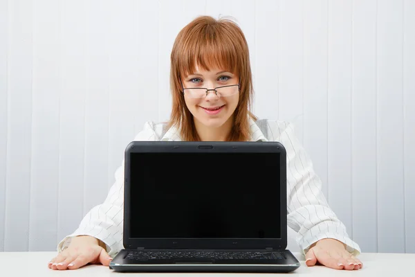 The girl shows the laptop — Stock Photo, Image