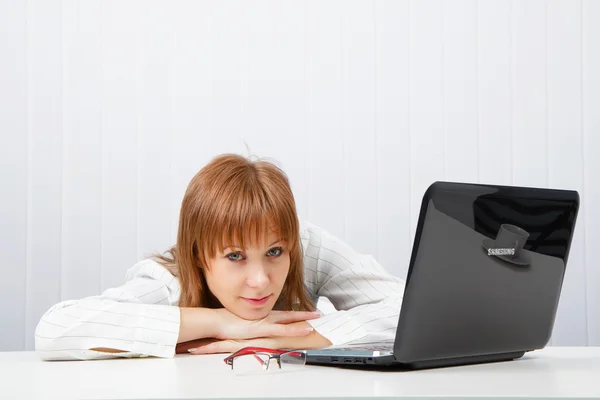 La ragazza stanca si trova su un tavolo — Foto Stock