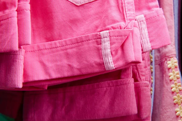 กางเกงเด็กบนไม้แขวนเสื้อในร้าน — ภาพถ่ายสต็อก