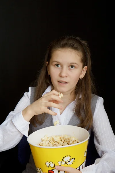 Chica con palomitas de maíz —  Fotos de Stock