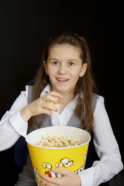 Fille avec popcorn — Photo