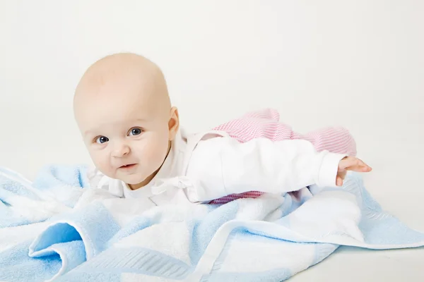 Precioso bebé de ojos azules — Foto de Stock