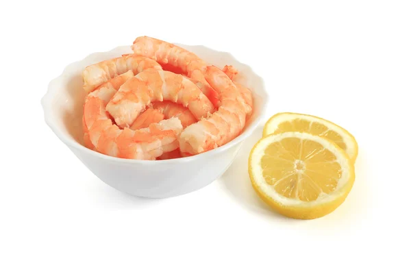 Bowl with shrimps and sliced lemon — Stock Photo, Image