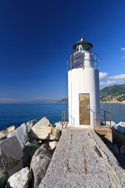 üzerinde deniz feneri