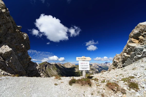 High Dolomites pass with directions — Stock Photo, Image