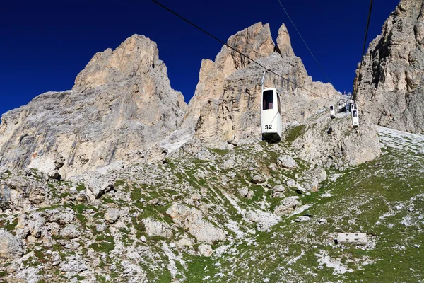 Teleférico sobre Dolomitas —  Fotos de Stock
