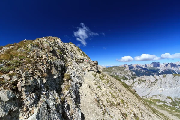 Dike ruiner på alpina väg — Stockfoto