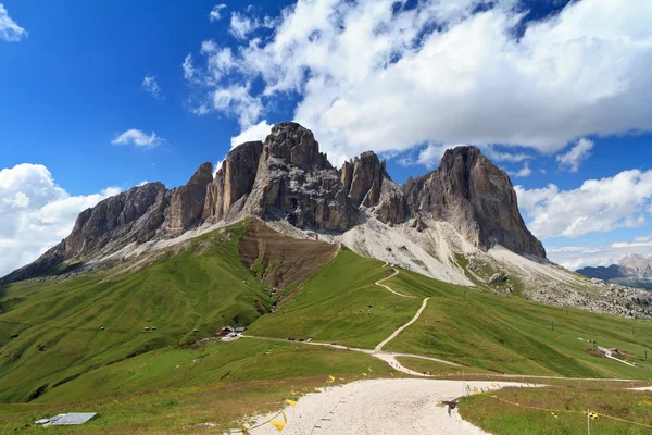 Monte Sassolungo desde el valle de Fassa — Foto de Stock