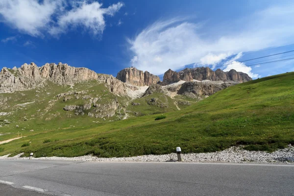 Droga w Dolomitach włoskich — Zdjęcie stockowe