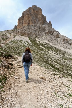 yürüyüşçüler dolomites yolu üzerinde