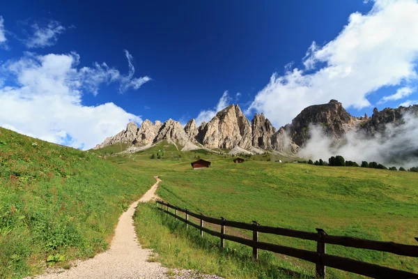 Camino en Dolomitas Italianas — Foto de Stock