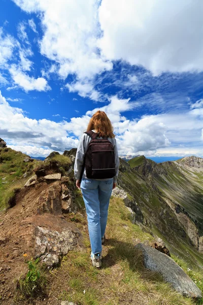 Туристка на Доломитовых Альпах — стоковое фото