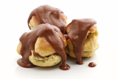 beyaz üzerine üç profiterol