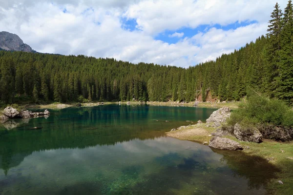 Carezza lake, İtalya — Stok fotoğraf