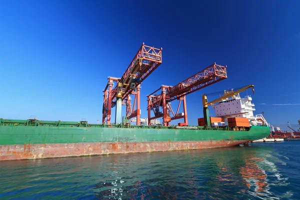 Förtöjda containerfartyg — Stockfoto