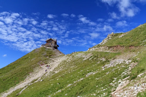 Hütte auf den Dolomiten — Stockfoto