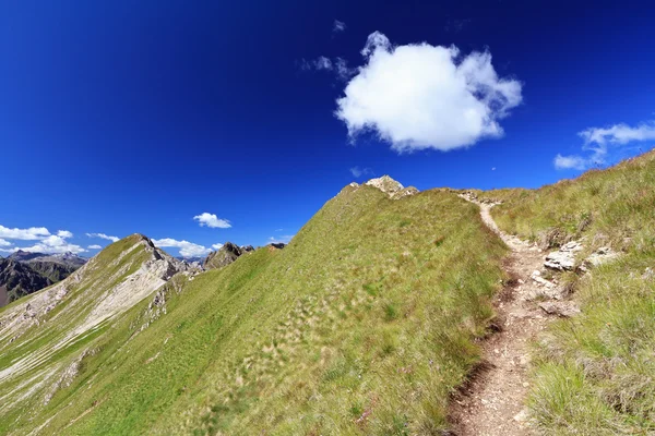 Camino en la cresta de la montaña — Foto de Stock