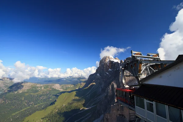 Seilbahn auf die Dolomiten — Stockfoto