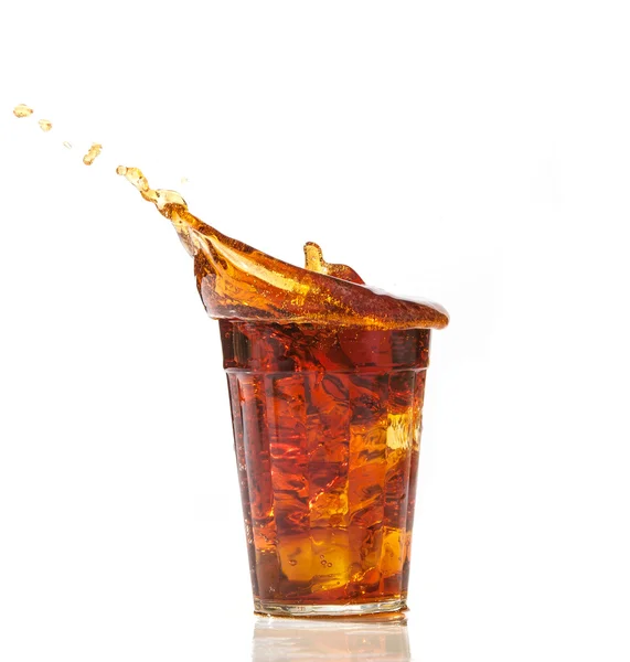 コーラのガラスとコーラのしぶき — ストック写真