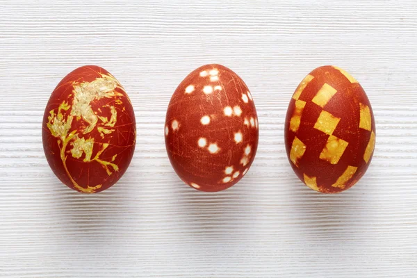 Uova di Pasqua colorate con buccia di cipolla — Foto Stock