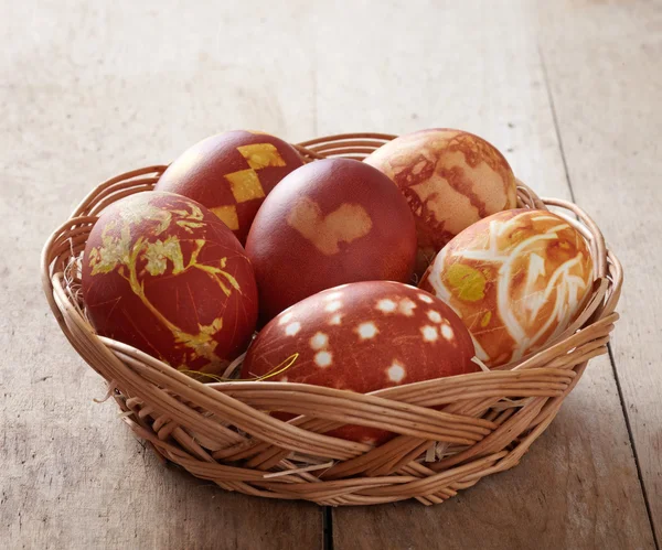 Uova di Pasqua colorate con buccia di cipolla — Foto Stock