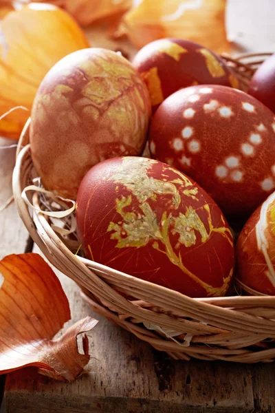 Huevos de Pascua coloreados con piel de cebolla —  Fotos de Stock
