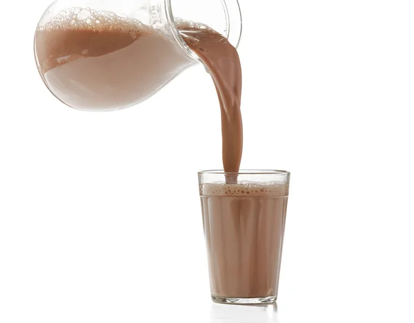 Despejar chocolate com leite em um copo — Fotografia de Stock