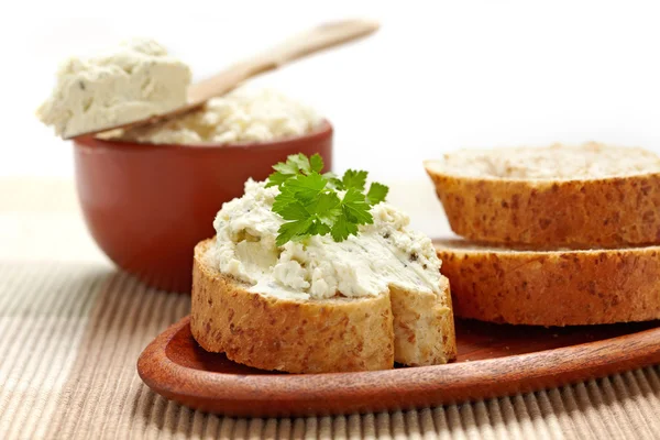 Pane con crema di formaggio — Foto Stock
