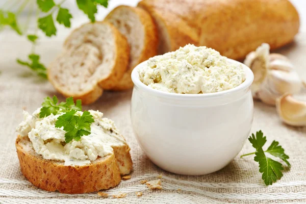 Čerstvý smetanový sýr a chléb — Stock fotografie