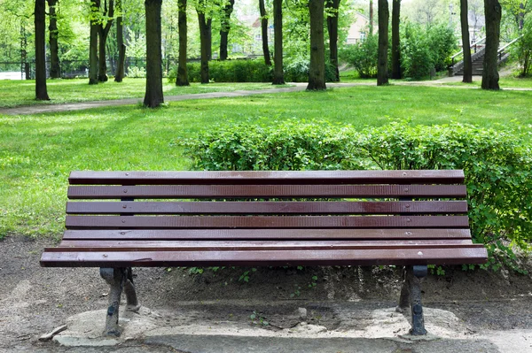 Houten bench in oud park — Stockfoto