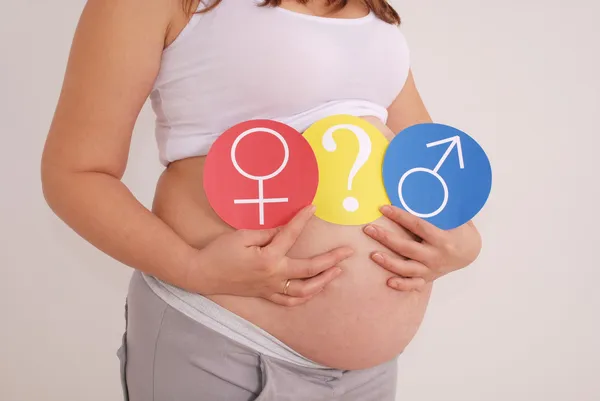 妊娠中の女性、子供の性別を推測しようとしています。 — ストック写真