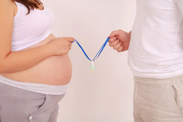 妊娠中の女性と彼女の夫が彼の手のダミー — ストック写真