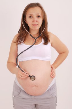 hamile kadın karin stektoskop dinleme