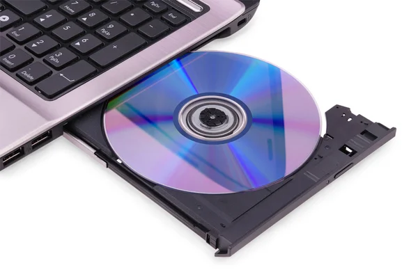 Laptop su sfondo bianco. Disco DVD nell'unità . — Foto Stock